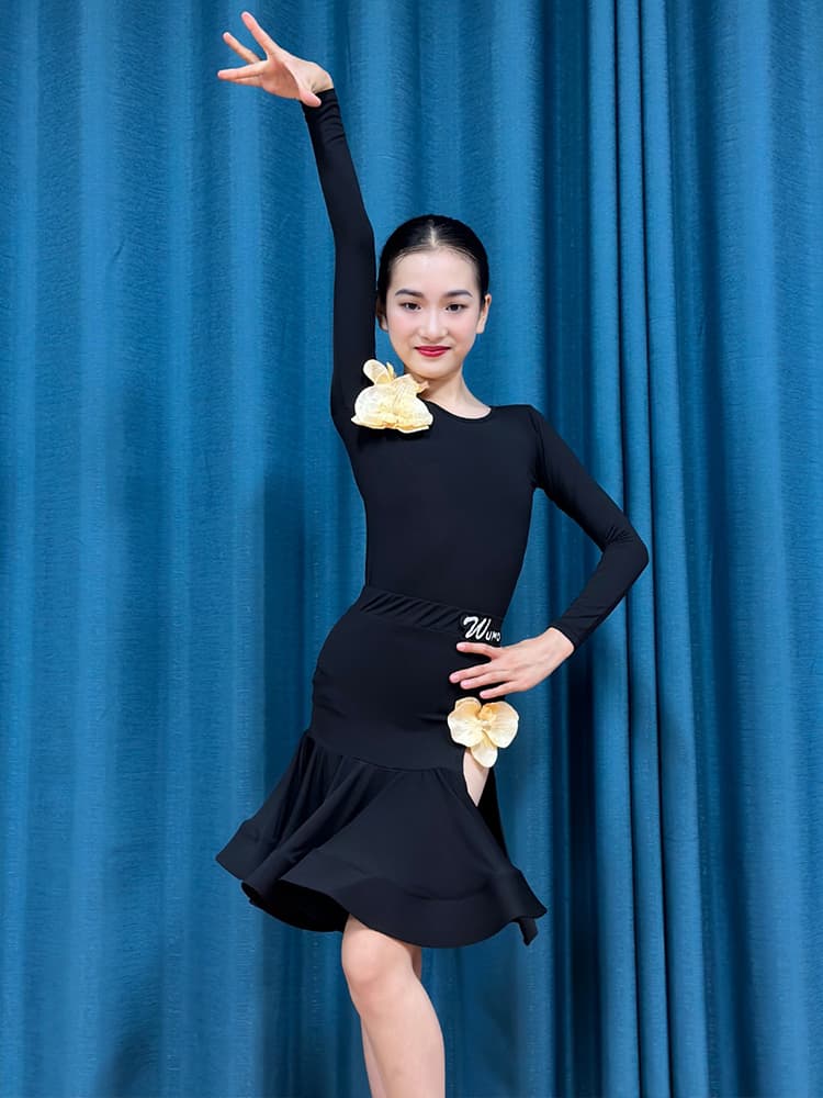 社交ダンス ドレス ジャズ 華麗な動きを彩る花飾りラテンドレス