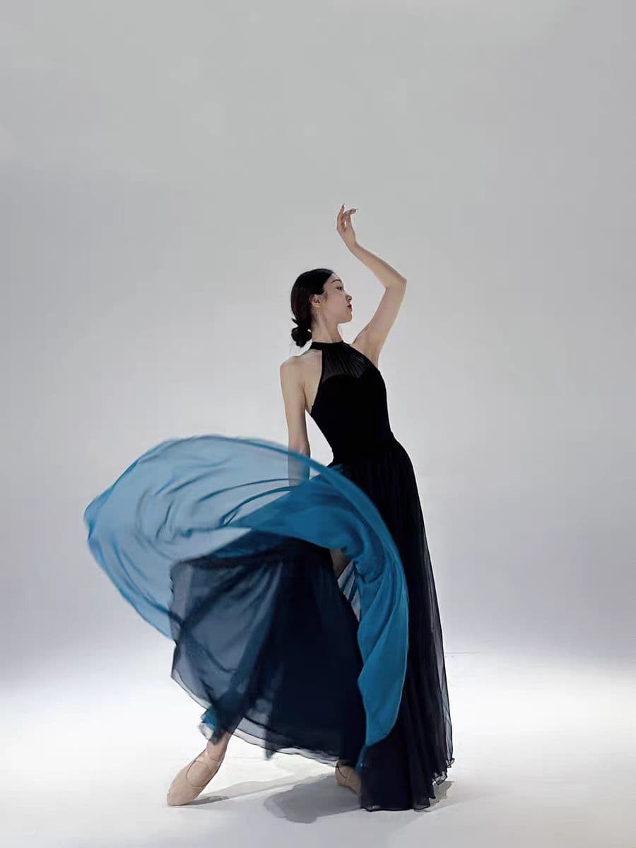 舞台を彩るエレガントダンスドレス 優美な舞姿を演出する二重シフォンホルターネック