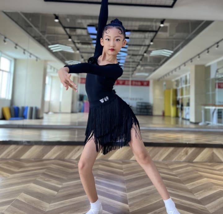 ダンス ドレス 上品な流れるフリンジ付きダンスドレス