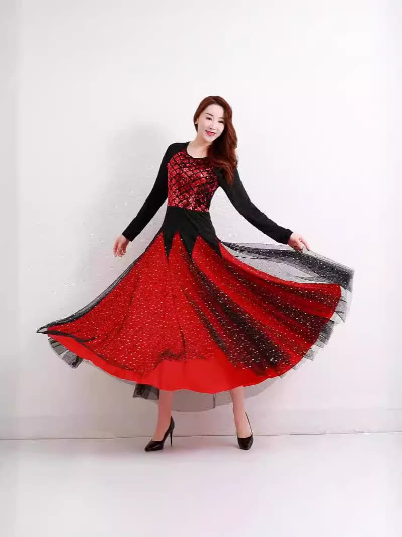 存在感放つ社交ダンスドレス 煌めきスパンコール切替フレアロング｜胸元のスパンコール装飾と大胆なフレアスカートが特徴