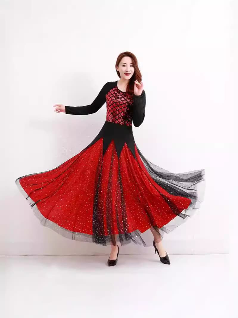 存在感放つ社交ダンスドレス 煌めきスパンコール切替フレアロング｜胸元のスパンコール装飾と大胆なフレアスカートが特徴