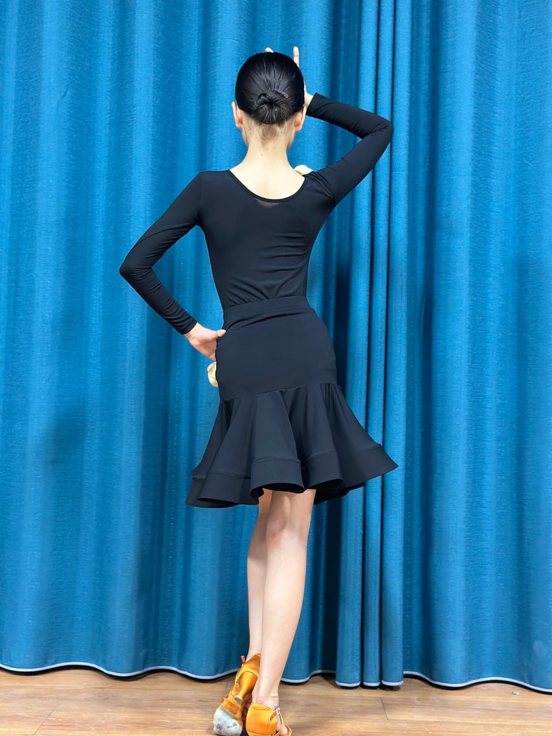 社交ダンス ドレス ジャズ 華麗な動きを彩る花飾りラテンドレス