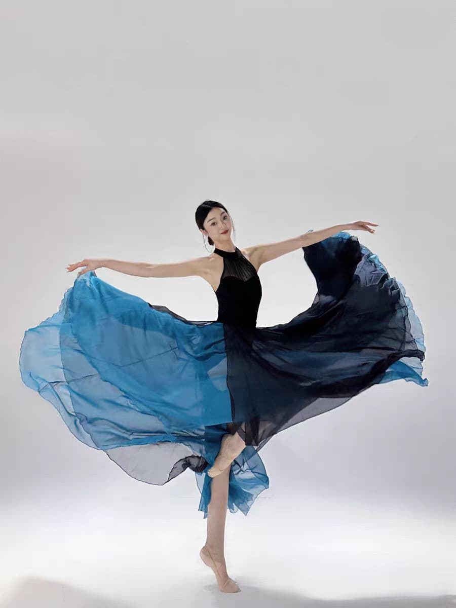 舞台を彩るエレガントダンスドレス 優美な舞姿を演出する二重シフォンホルターネック