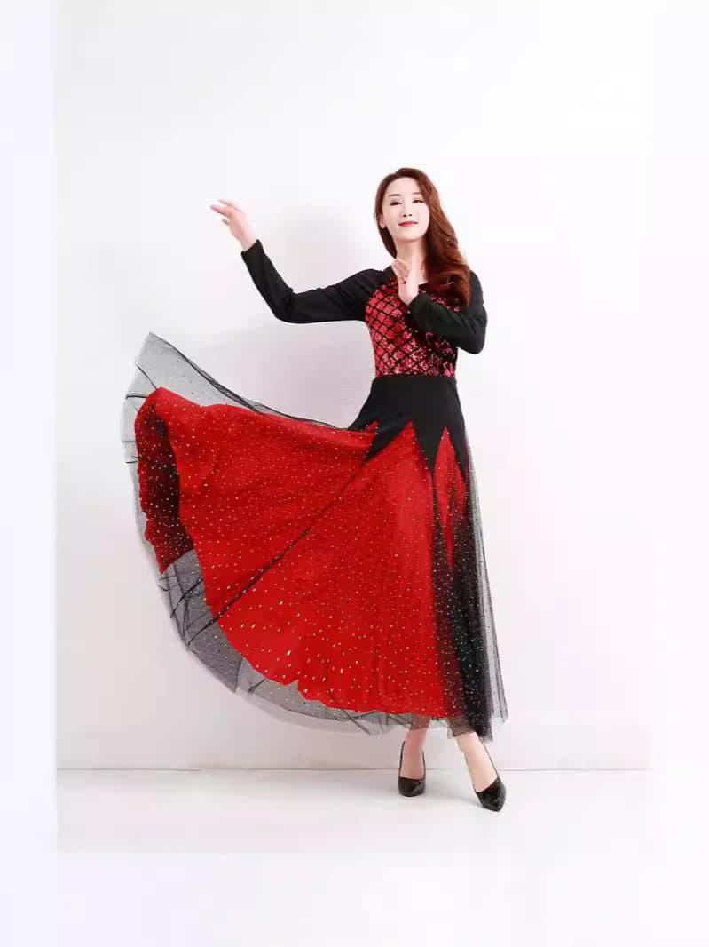 存在感放つ社交ダンスドレス 煌めきスパンコール切替フレアロング｜胸元のスパンコール装飾と大胆なフレアスカートが特徴