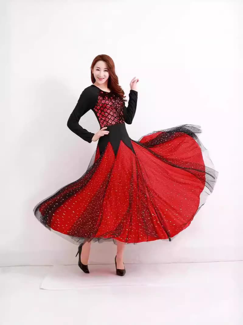 存在感放つ社交ダンスドレス 煌めきスパンコール切替フレアロング｜胸元のスパンコール装飾と大胆なフレアスカートが特徴