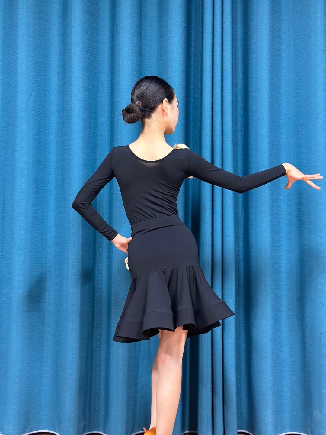社交ダンス ドレス ジャズ 華麗な動きを彩る花飾りラテンドレス