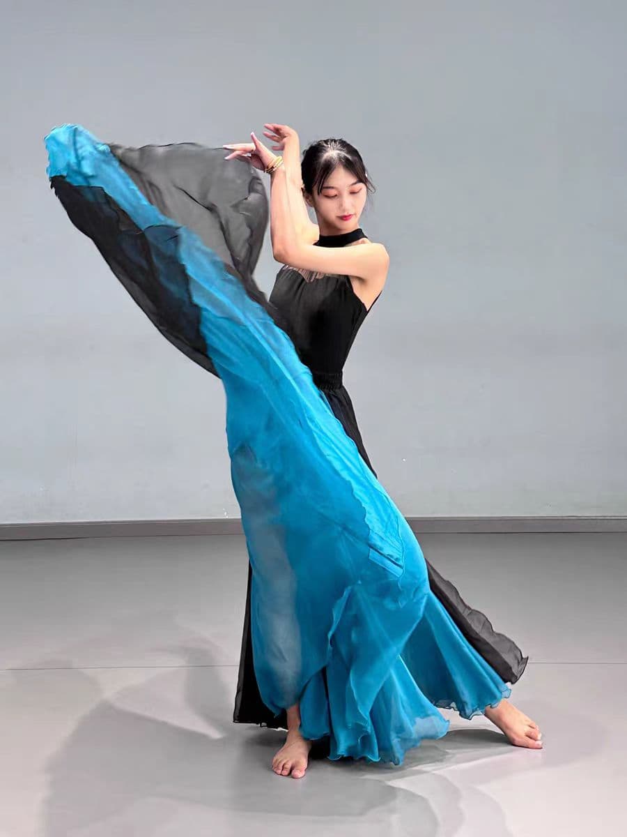 舞台を彩るエレガントダンスドレス 優美な舞姿を演出する二重シフォンホルターネック