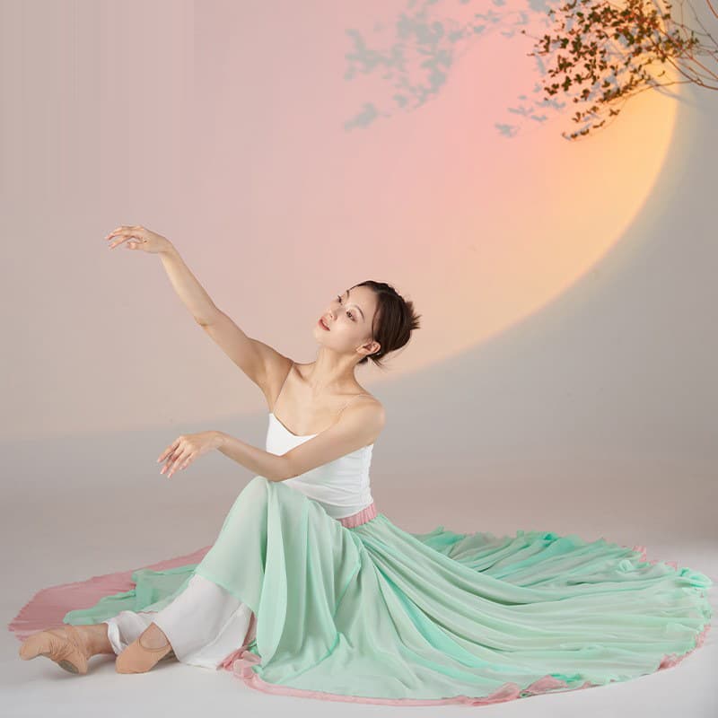 魅惑のダンスドレス｜優雅かつ情熱的な舞姫のドレープスカート