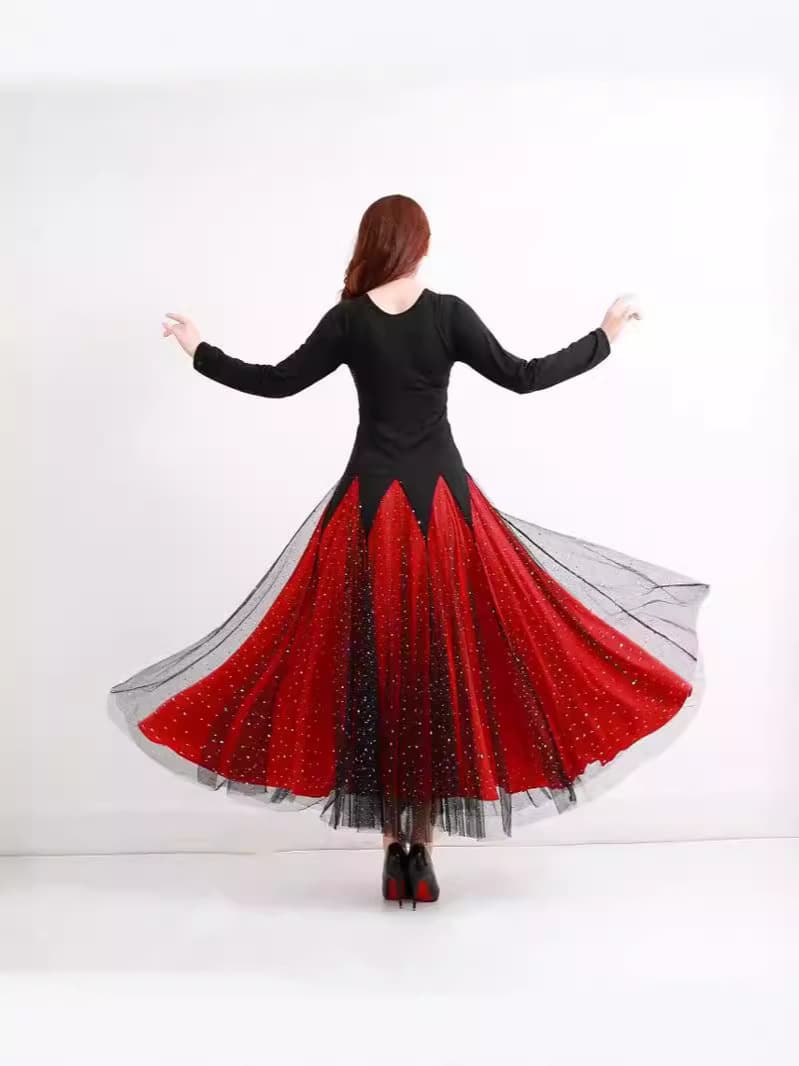 存在感放つ社交ダンスドレス 煌めきスパンコール切替フレアロング｜胸元のスパンコール装飾と大胆なフレアスカートが特徴